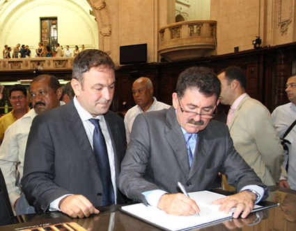Foto: jornal capital Caxias_Alerj/Divulgação/ Marco Figueiredo na cerimônia de posse, com o presidente da Alerj, Paulo Melo